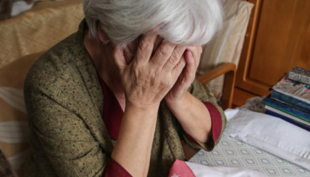 Мошенники стали использовать новую схему для кражи средств с карт пенсионеров.