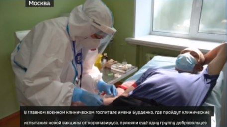Военные и гражданские: вакцину от COVID-19 испытывают на двух группах добровольцев