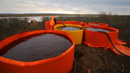 Спасатели собрали 650 кубометров топлива с места разлива в Норильске