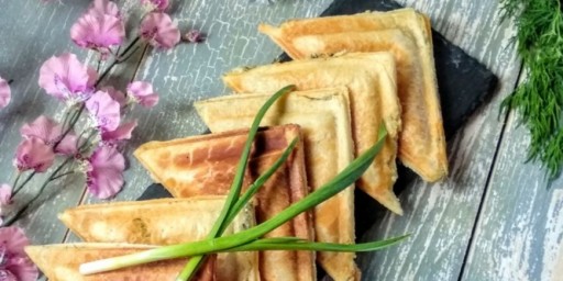 Слоёные треугольники с творогом и зеленью