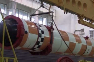 Российское "супероружие" возят в обычном сером вагоне,