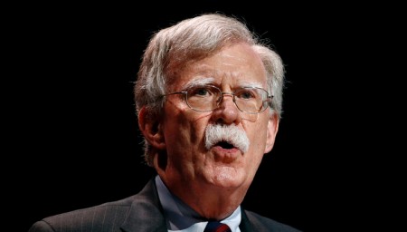 Минюст США требует через суд запрета на издание мемуаров экс-помощника Трампа
