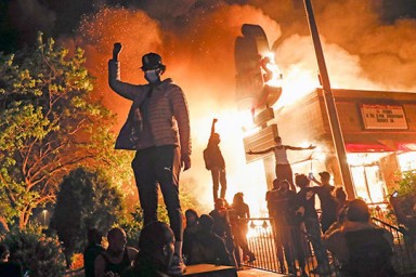 В США предъявили обвинение поджигателю полицейского участка в Миннеаполисе