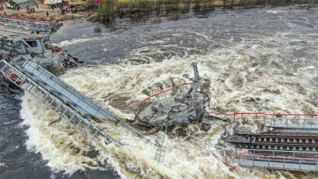 Для восстановления моста под Мурманском прибыли военные